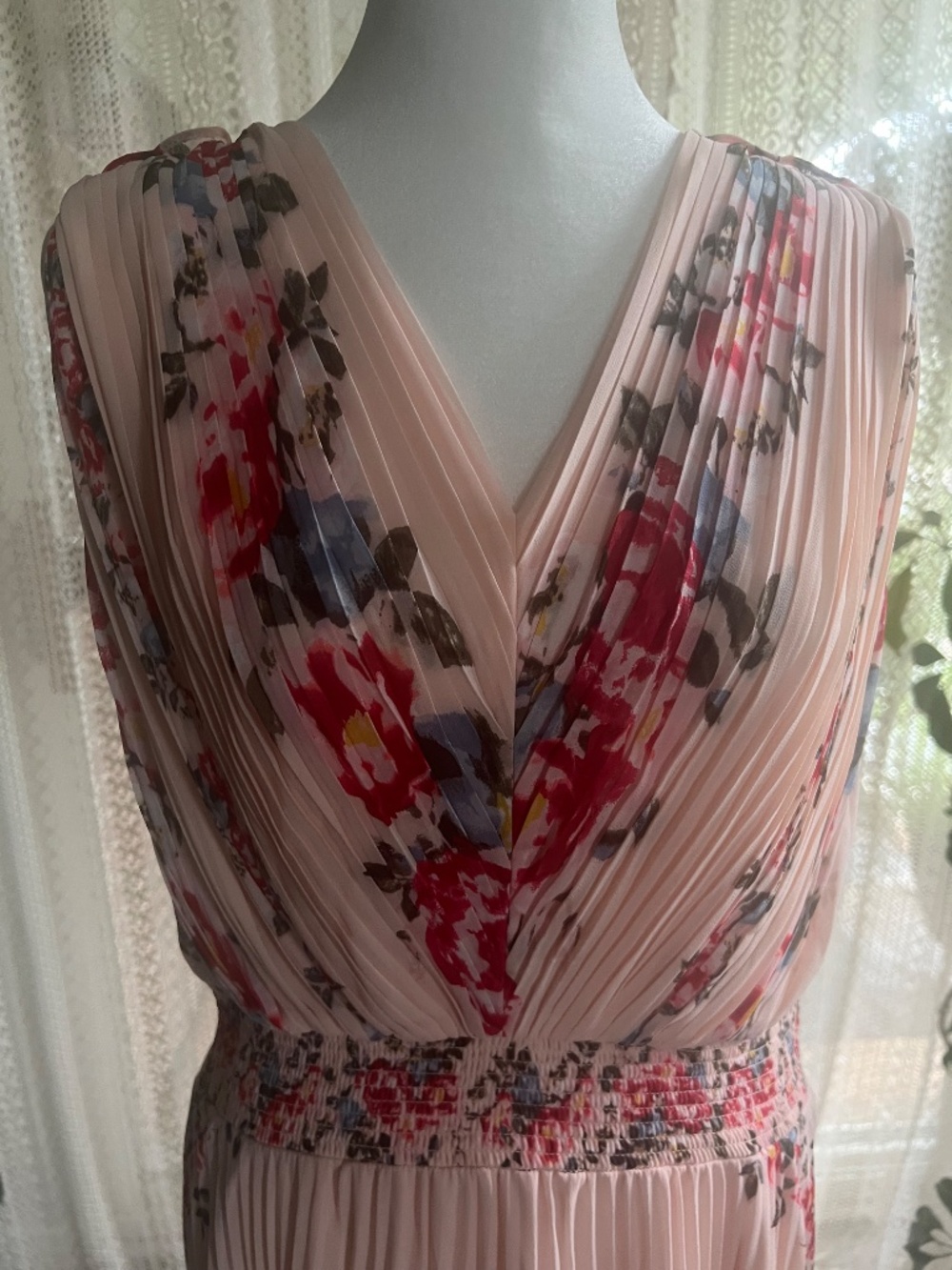 White House Black Market Pink Floral Pleated V-Neck Midi Dress - Picture 6 of 12